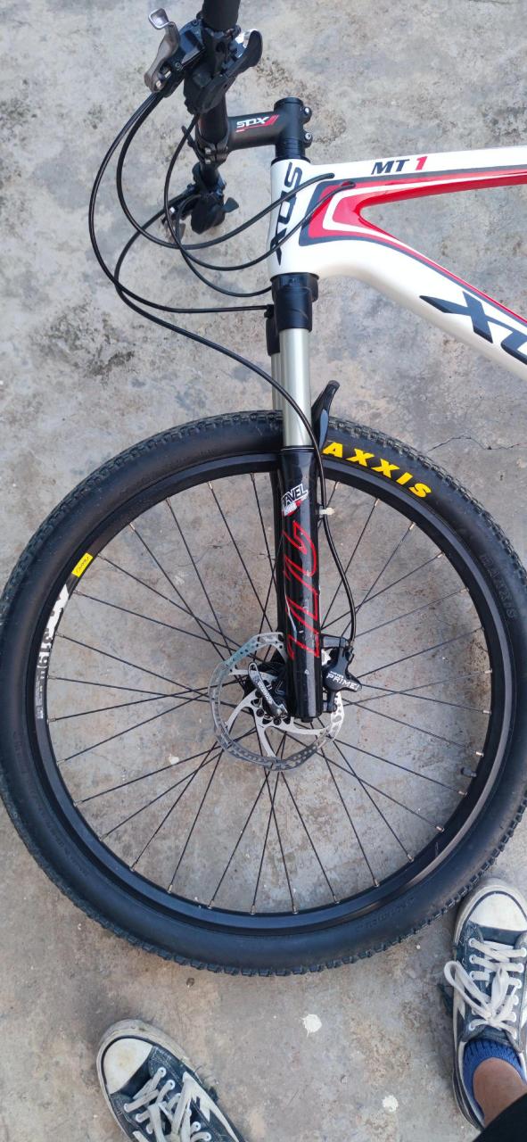正宗喜德盛山霸mt1一辆,碳钎维18寸车架,当时新车买的9000多,平时骑的