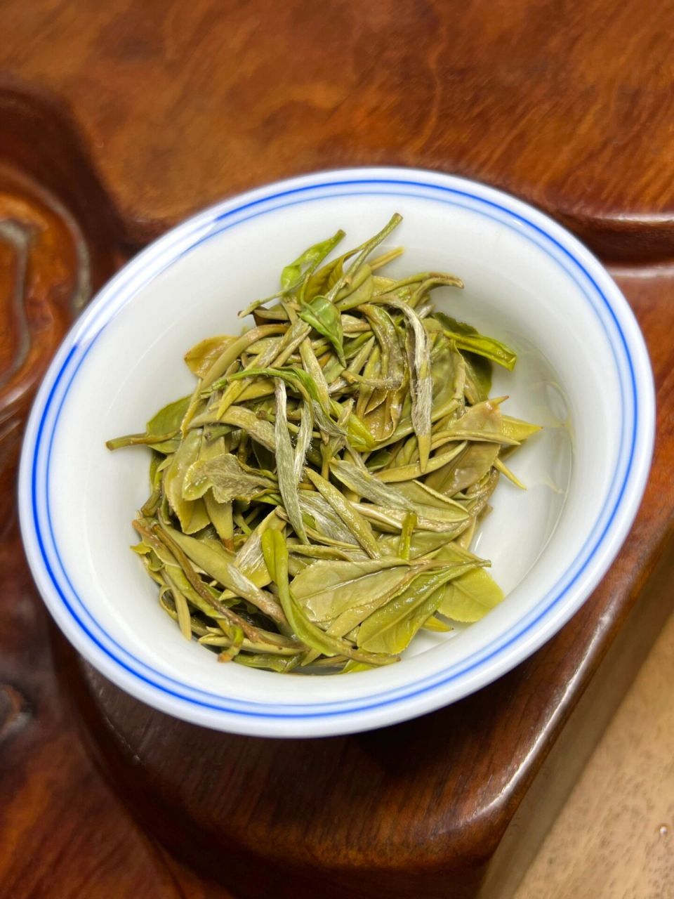 相信大家都会发现,在某些茶类的表面上,会覆盖着一层浓密的"毛毛".