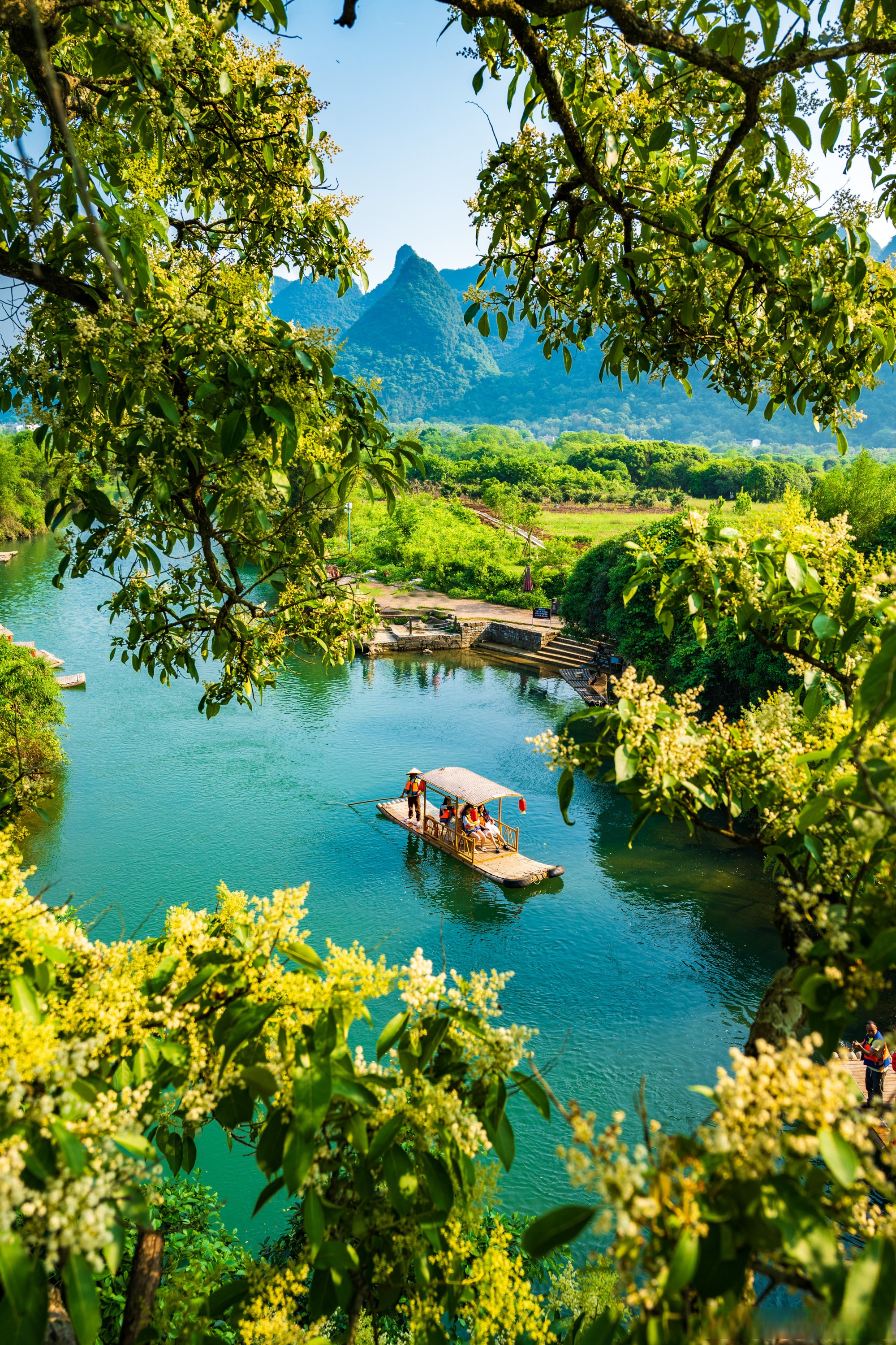 在遇龙河富里桥,感受花开的浪漫;在聚龙小镇度假酒店十里画廊店与