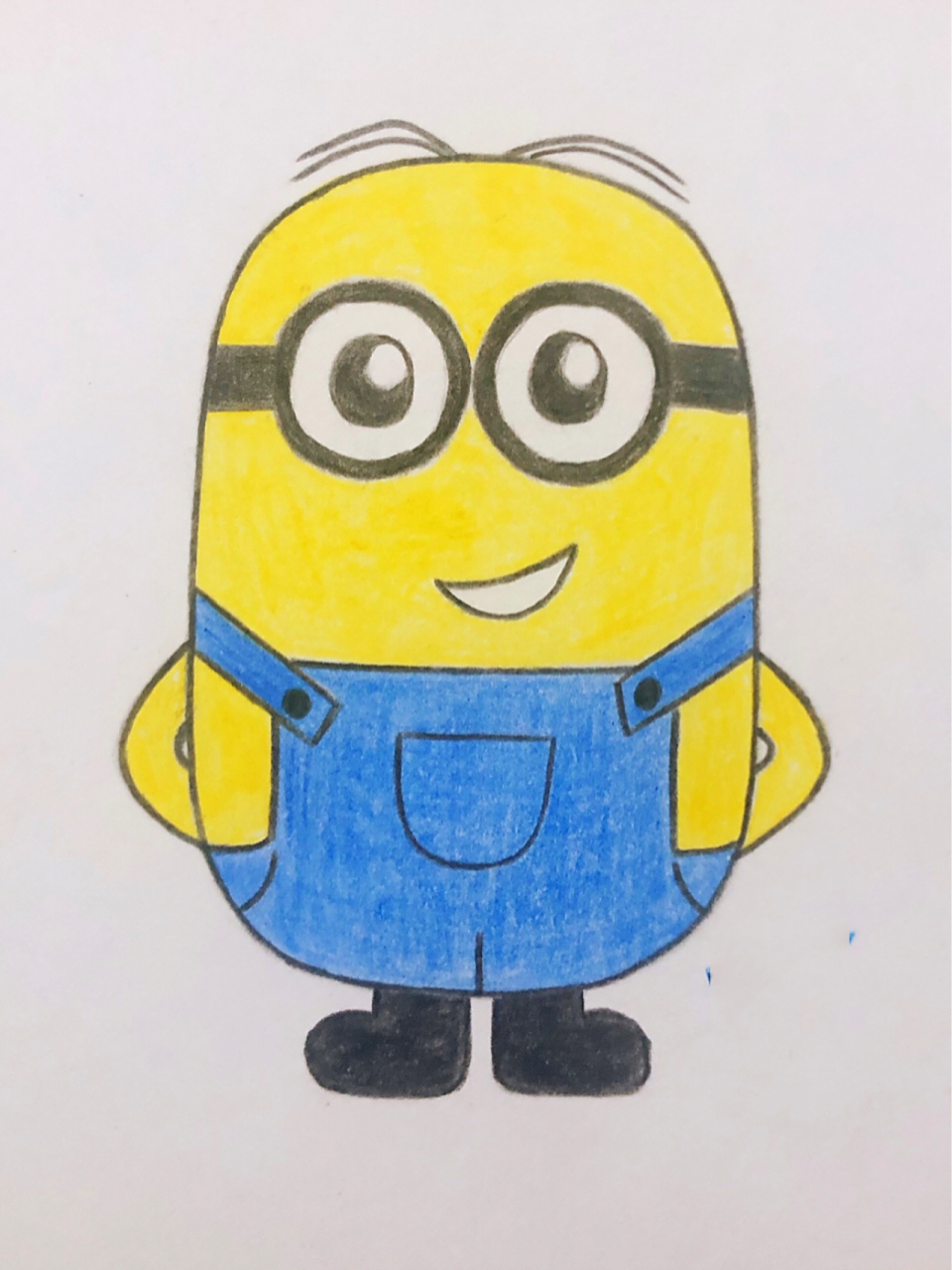 小黄人简笔画 先画铅笔草图,画好彩铅勾线,再慢慢上色,慢慢叠色,绘画