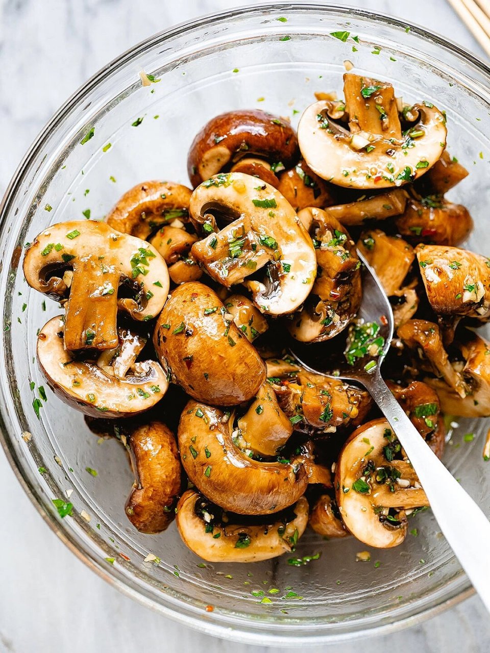 爆汁蒜烤蘑菇串96聚会餐前小吃推荐 今天我们的主角是褐菇,也叫牛排