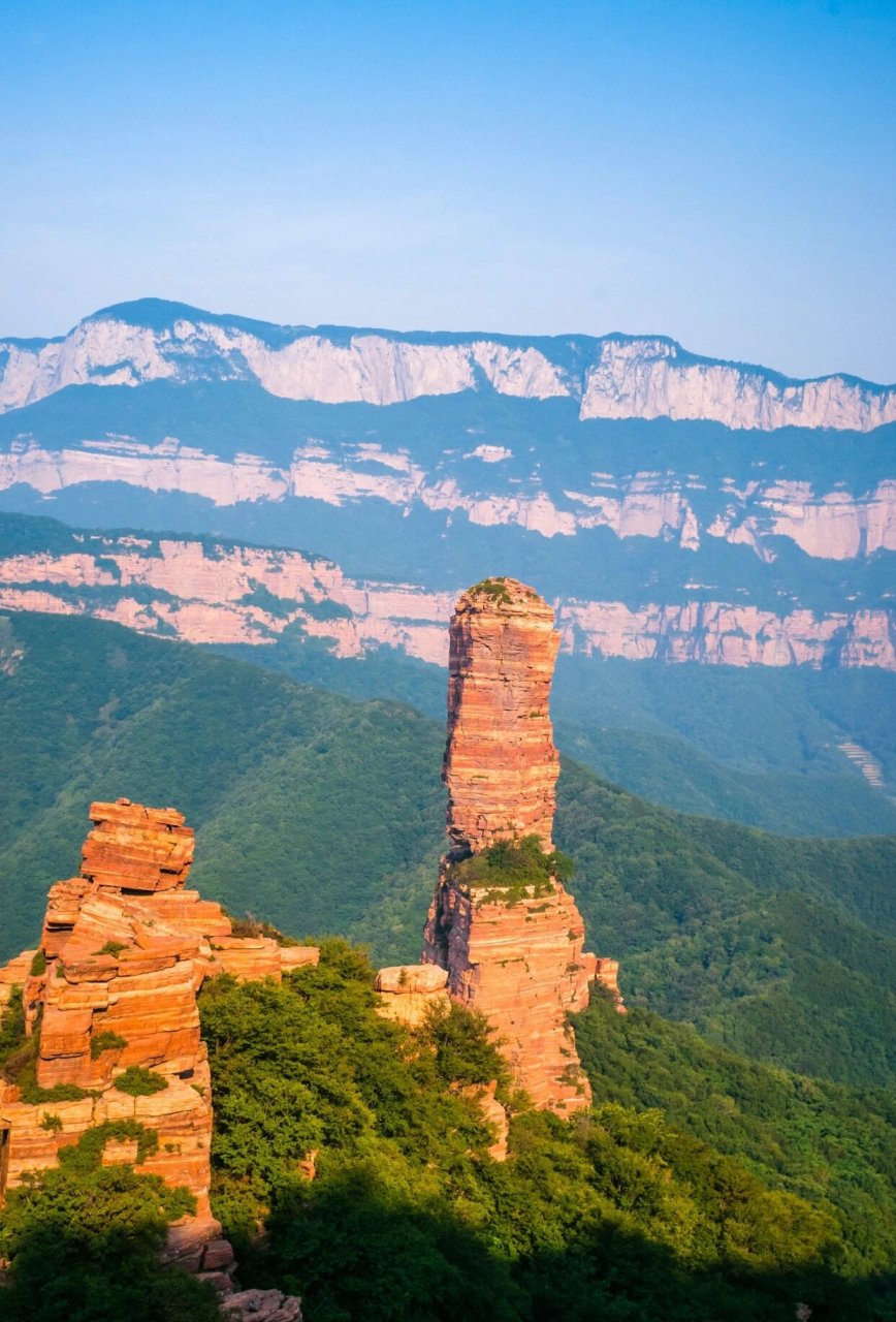 嶂石岩风景区,素有"百里赤壁,万丈红峻"之称,被 称为"燕赵自然宝库"