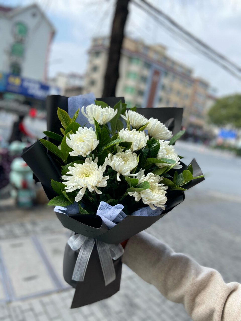 白菊花花束 花价这么高 黄菊严重缺货 黄色弗朗花也要预定才有货 太难