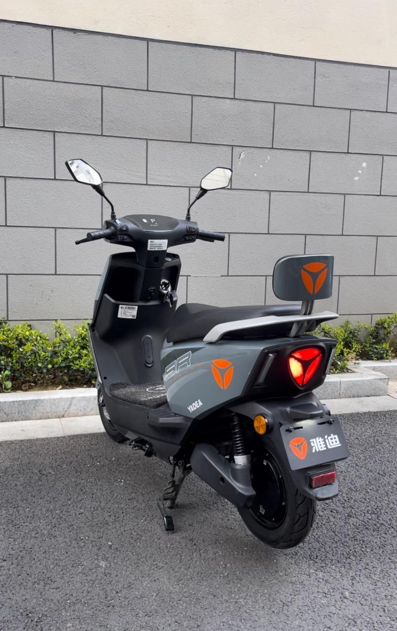 雅迪精品锐滨60v电动车石墨烯 刚买两个月左右 60v20a电池 外观颜色
