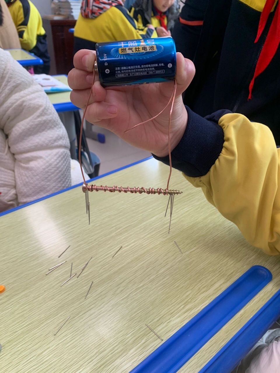 有趣的电磁铁实验 因为我小学时候有一位好自然老师,她带我们做过很多