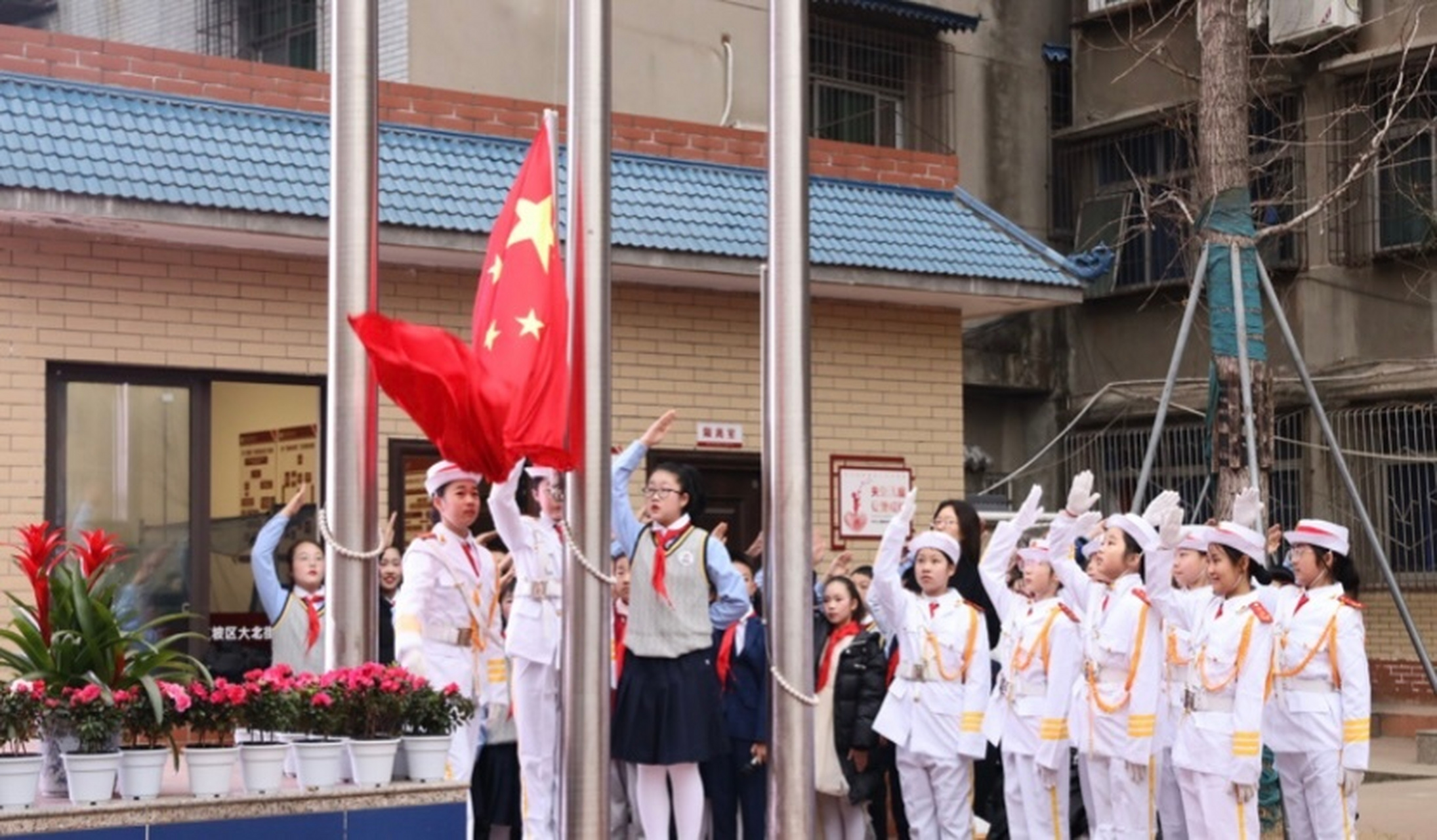 【东坡区大北街小学开展"传承雷锋精神 争做追锋少年"活动】为进一步