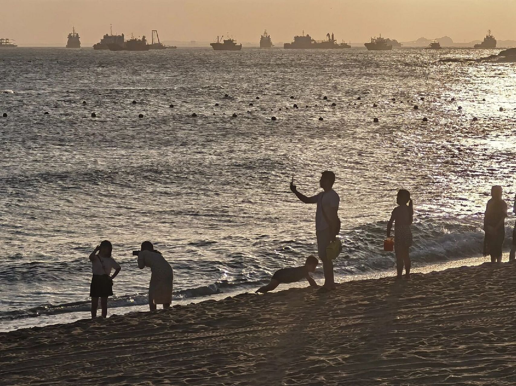 华家沙滩-广东惠来 被人承包打造的一段海滩.门票三十元.