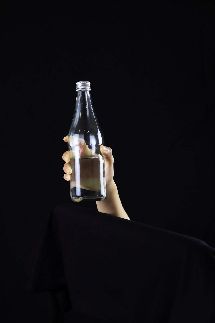 女生手持酒瓶动态参考#遇见艺术##绘画参考