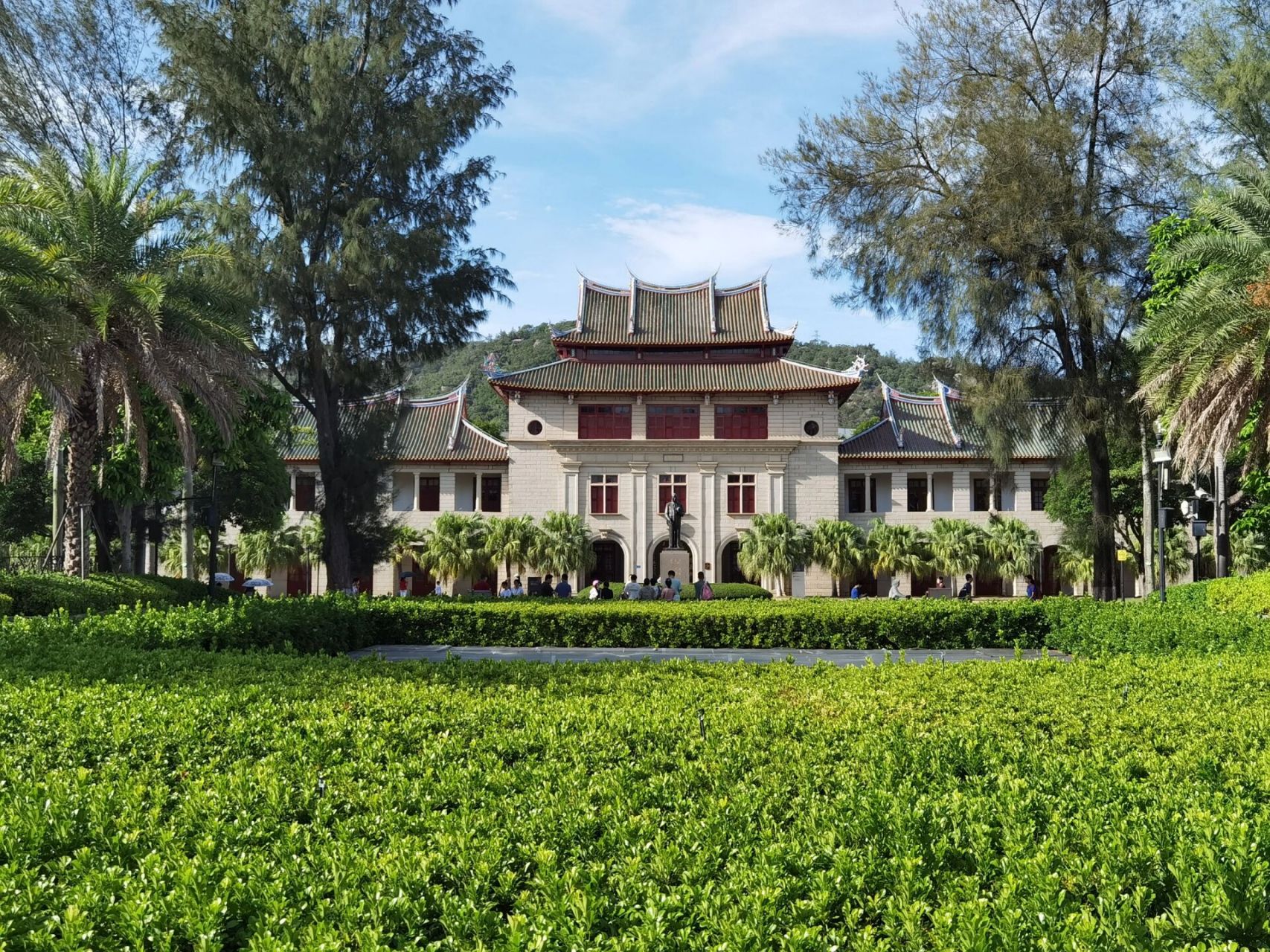 走进厦门大学校园 昨天,厦大自7月30日起重新开放预约入校参观的消息