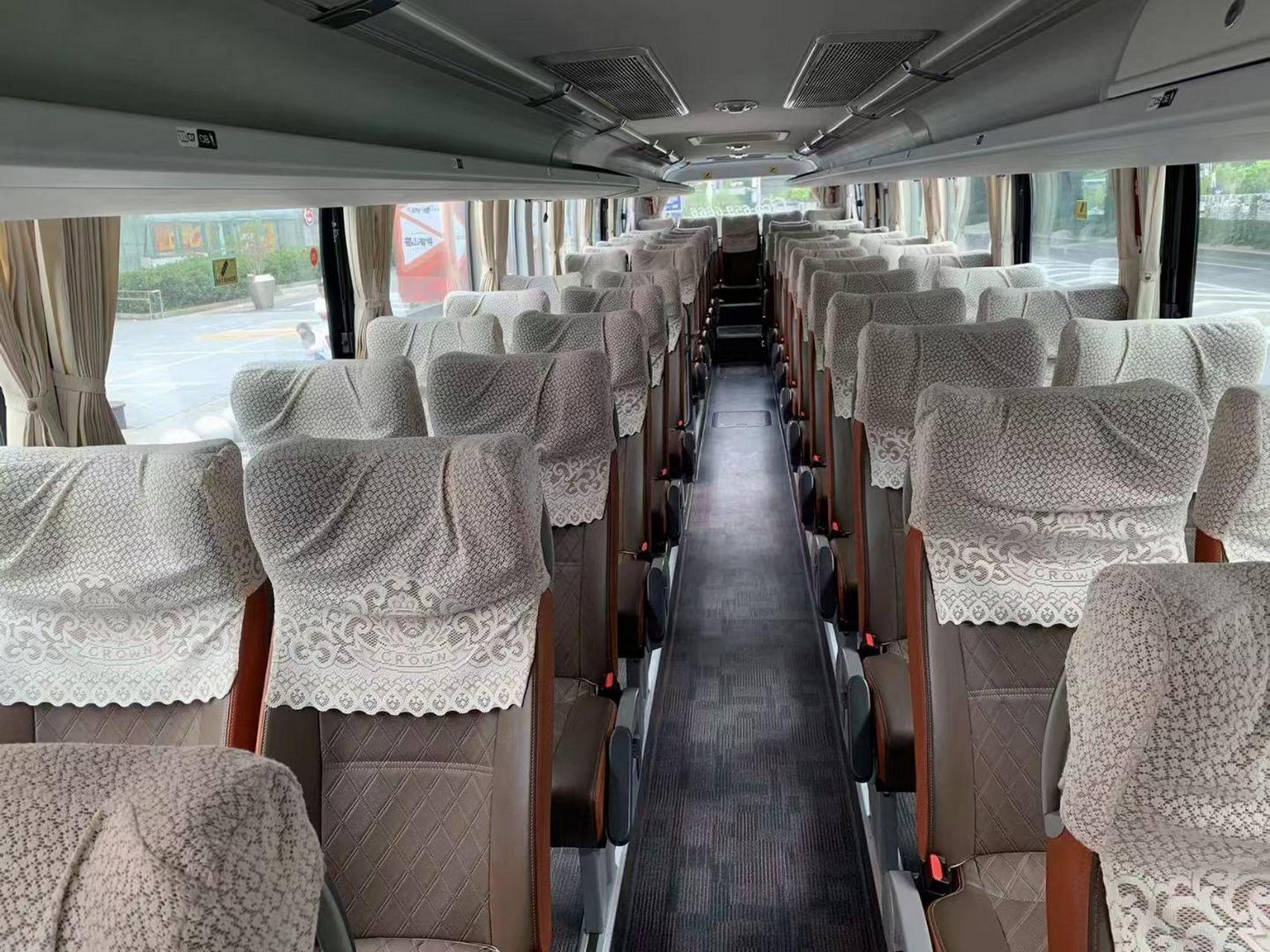 沪牌56座宇通6137旅游大巴车,三桥车带后吊轮,六气囊减震悬挂,双开门