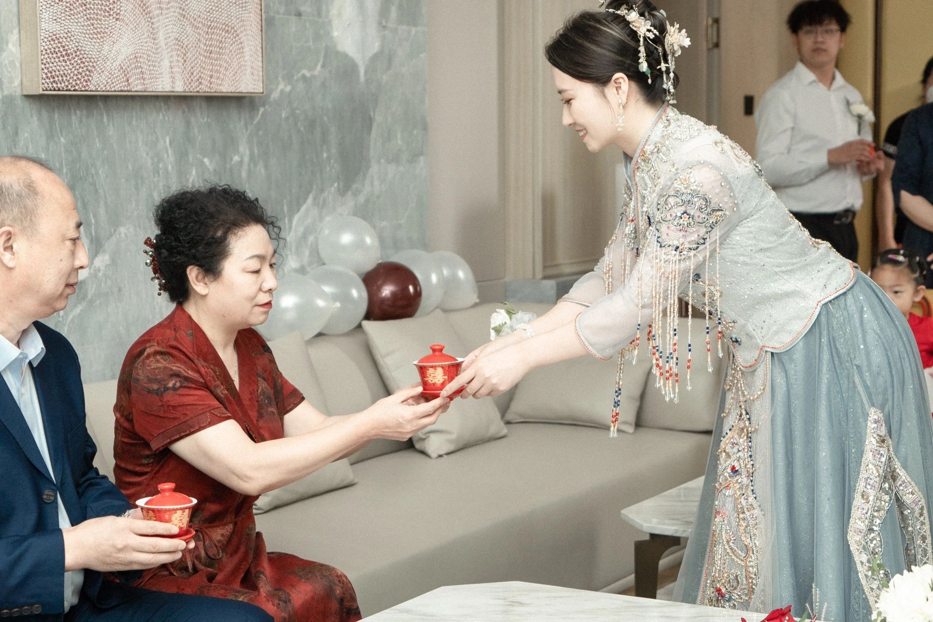 95敬茶改口意味着对彼此父母的称呼由"叔叔阿姨"转变为"爸爸妈妈"