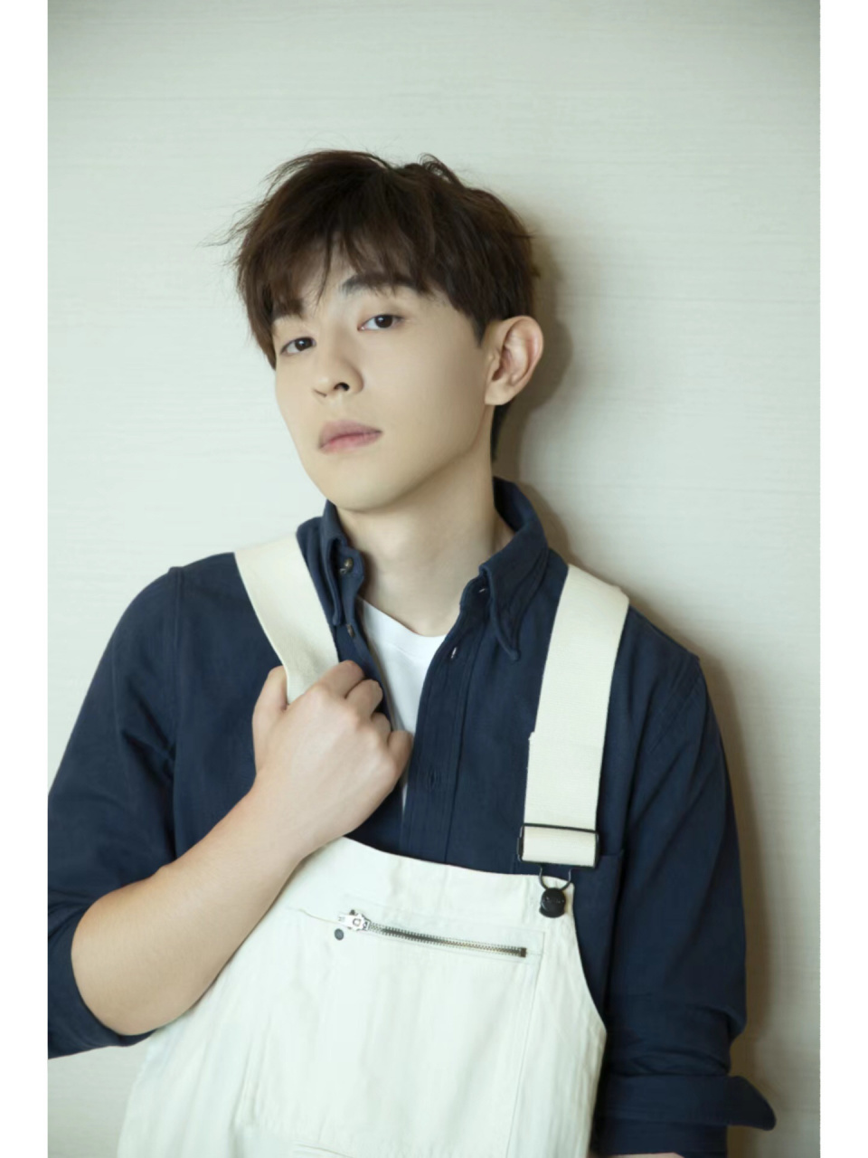 邓伦  今天初九,兔年的第一个长久日,祝伦宝 幸福长长久久 好运长长