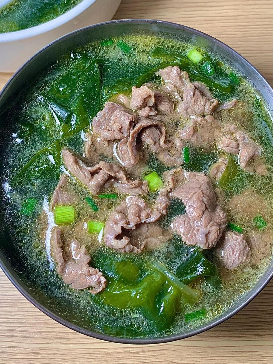 裙带菜牛肉汤,原汁原味快手汤!        简单又营养的牛肉汤做法来了!