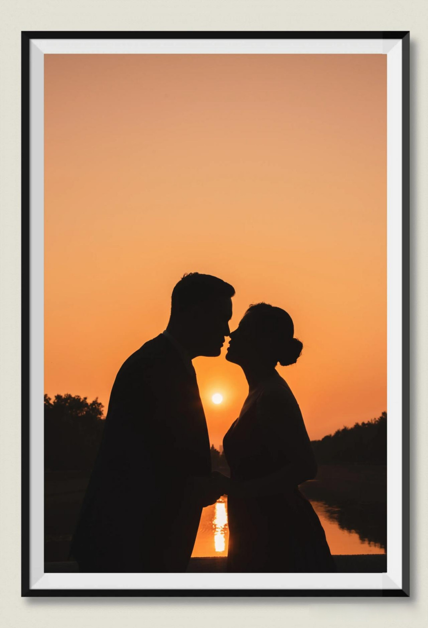 《相约夕阳下》～傍晚时分,拍到一对情侣相拥在夕阳下的画面,十分温馨