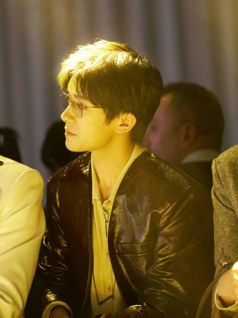 易烊千玺分享试听音频# #易烊千玺二三逢时戢鳞风起# 我两手机锁屏