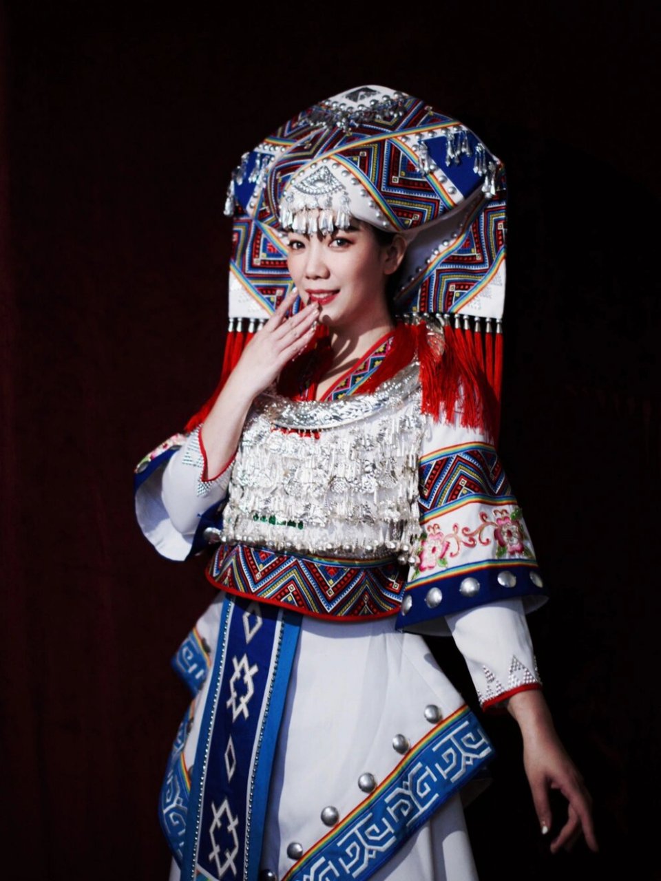 民族服饰|壮族 传统的壮族服饰是以黑色,蓝色,青色为主,配以一些五