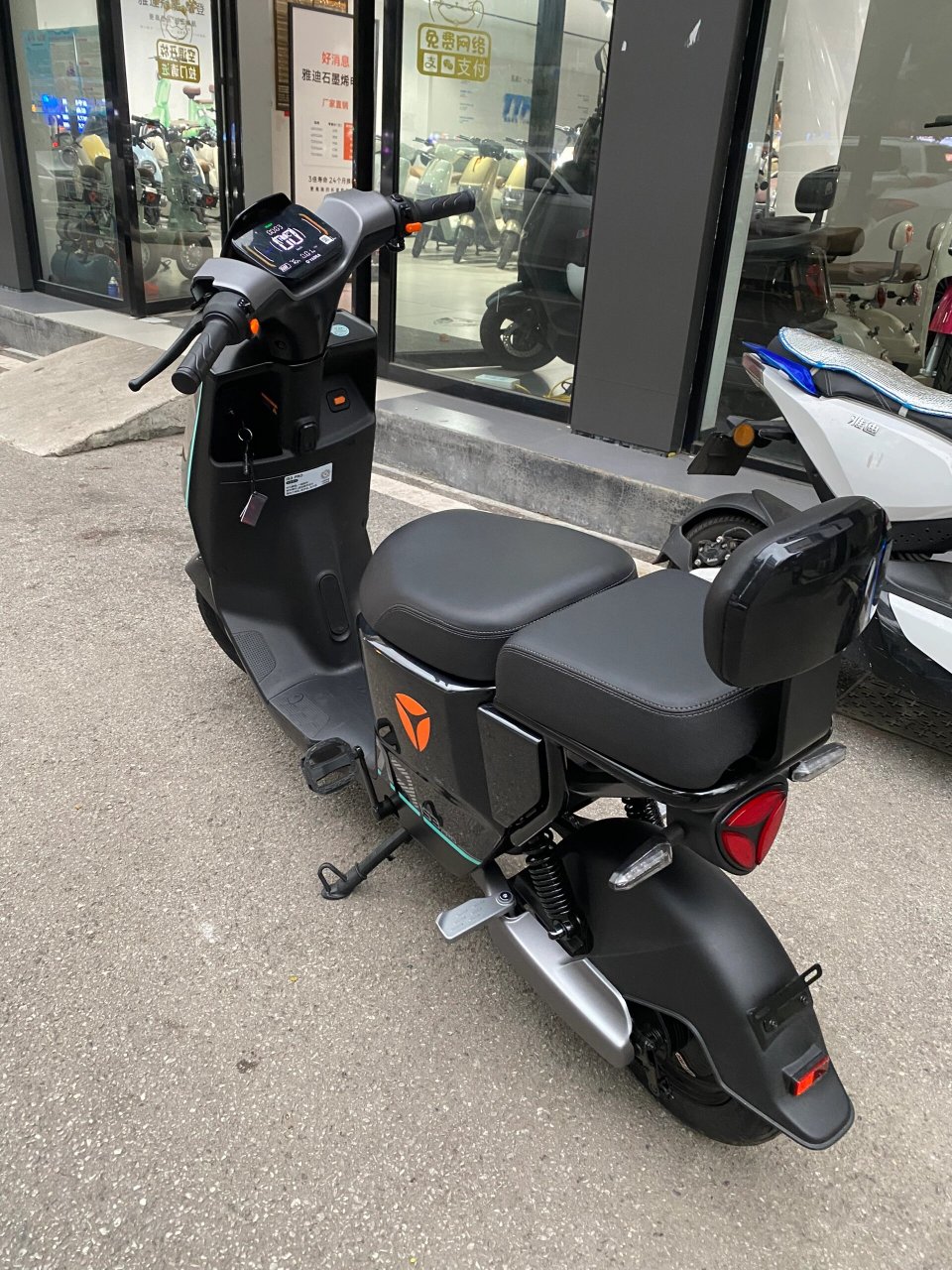 雅迪is3 pro 这款电动车有点料 颜值不用说,造型合我意!