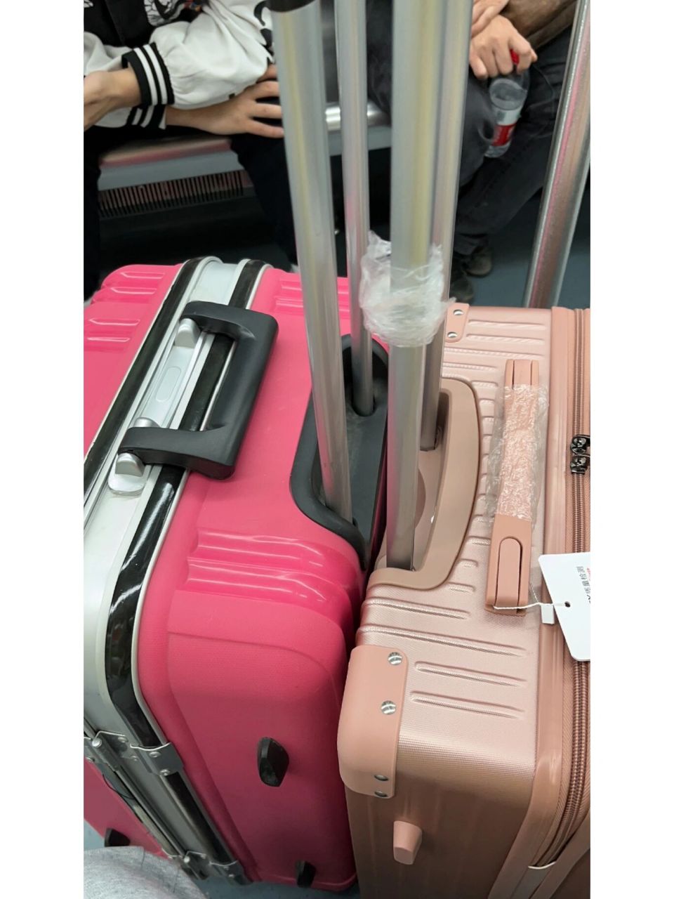 挑战带两个行李箱坐地铁和高铁 两个24寸行李箱,进地铁站没有电梯对我