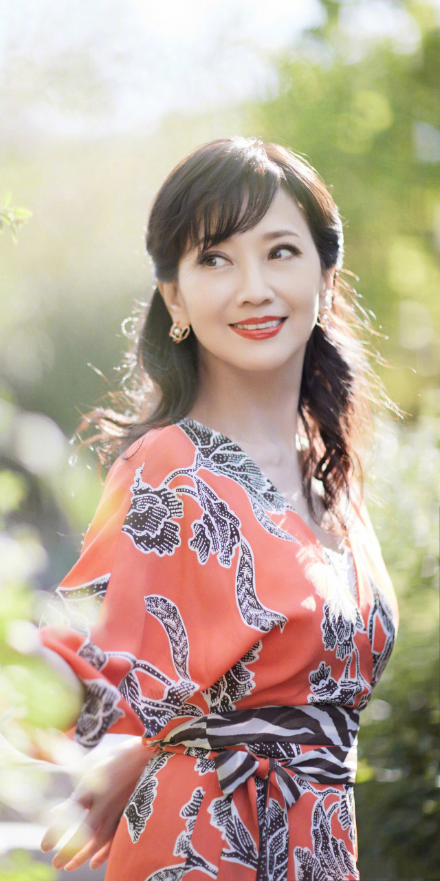 69岁的赵雅芝早春写真壁纸图集
