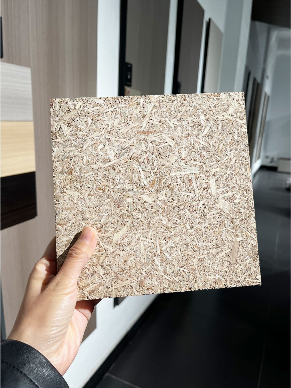 91首先,从外层看,我们很容易看到了颜色的区别,亿维雅的板材颜色