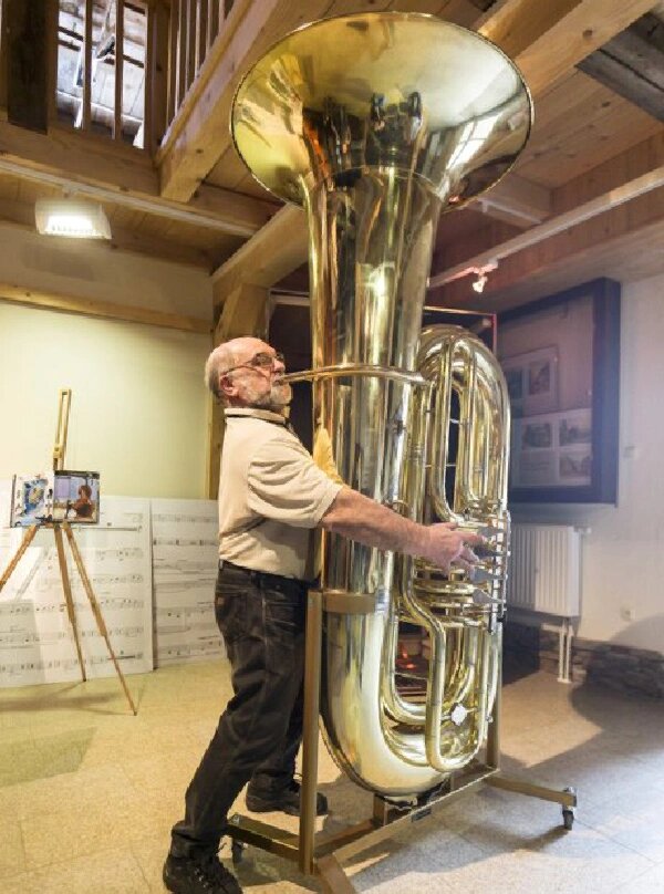 由于其巨大的体积和重量,这种大号通常需要至少两个演奏者来操作