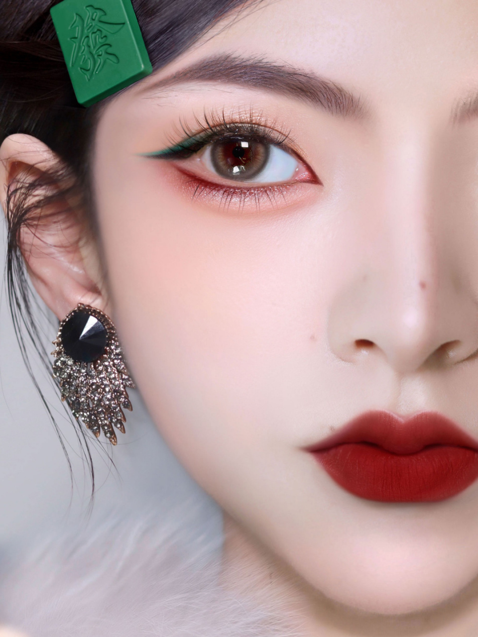 这里依然是慵懒 国风配色0892 眼尾的绿色上挑眼线又野又辣 眼下