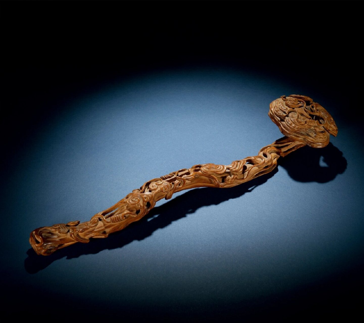 清乾隆 白檀木雕灵芝纹如意 "如意"又有称心如意之意,晚明文人笔记中