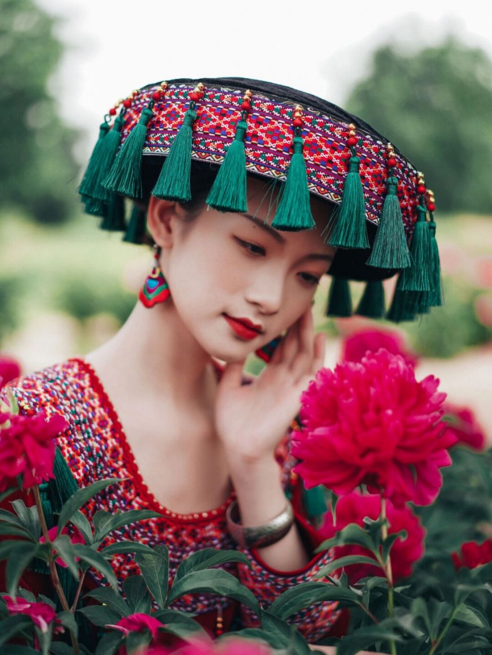 95苗族简介: 除贵州,云南,湖南西部有较大的苗族聚居区外,广西,四川