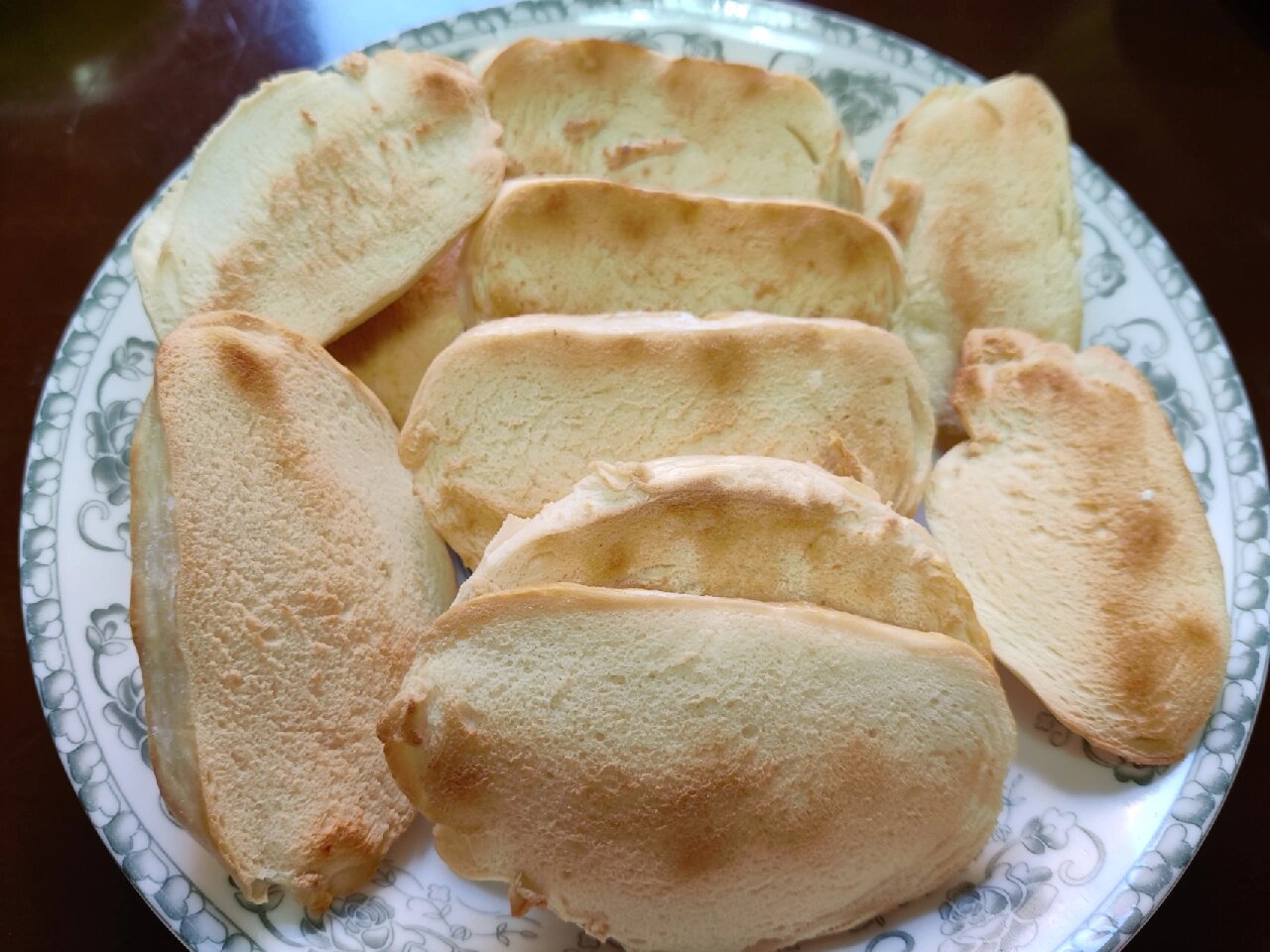 电饼铛版烤馒头片 早上外面买的山东馒头,切片,不放任何调节,直接放电