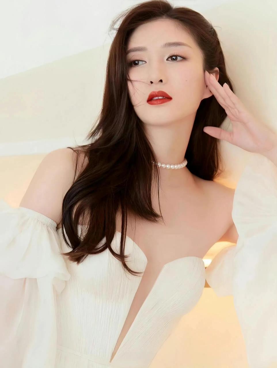 红唇微启,玉手轻舞,江疏影,这个胡歌得不到的女人,成熟稳重美丽大方