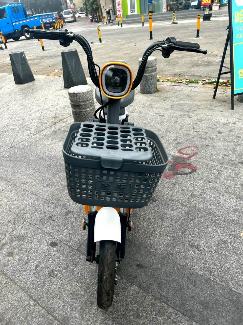 哈罗电动车a30,方正简约造型,高能透镜前大灯,一体化警示后尾灯,led