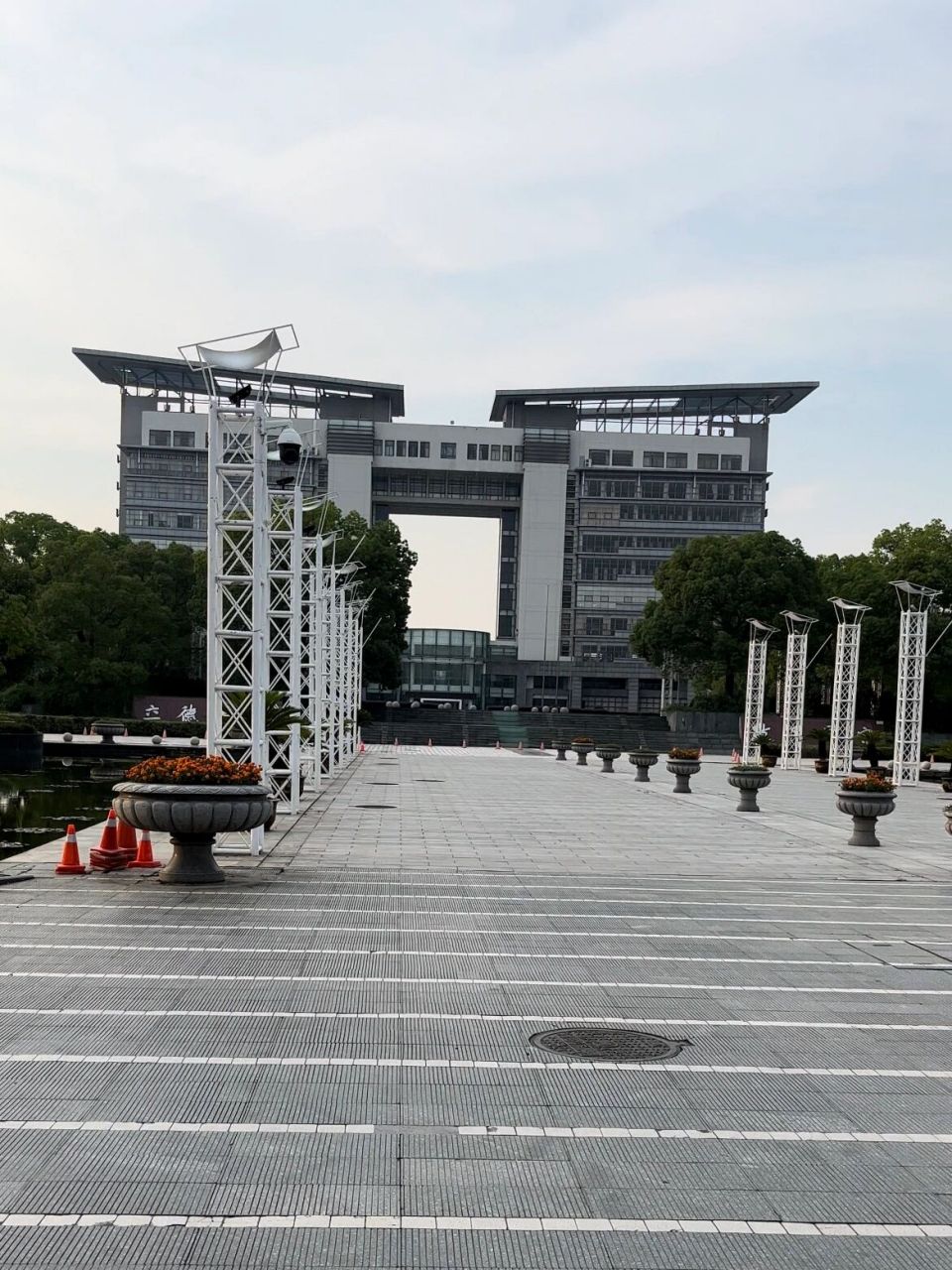 浙江经济职业技术学院专业篇 学校设有八大分院  商贸流通学院:电子