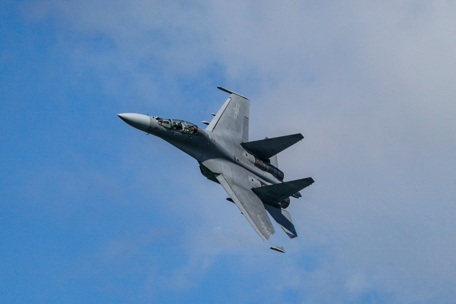 蓝星最强侧卫:歼16战斗机 歼-16(又称j-16,绰号"潜龙")是沈飞研发的