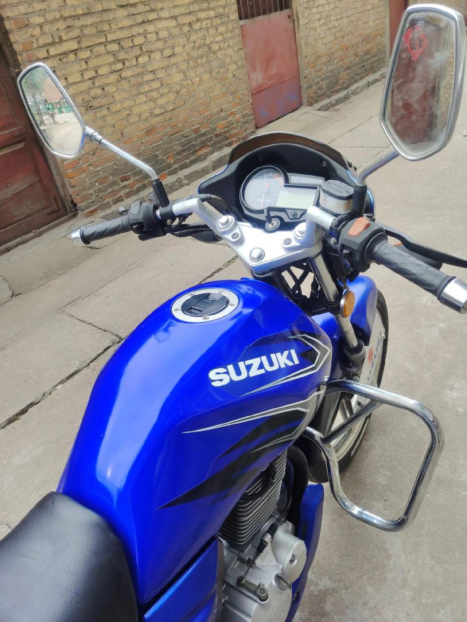 铃木锐爽125,高配电子表电脑自检带平衡轴,骑行非常舒服,提速快,声音