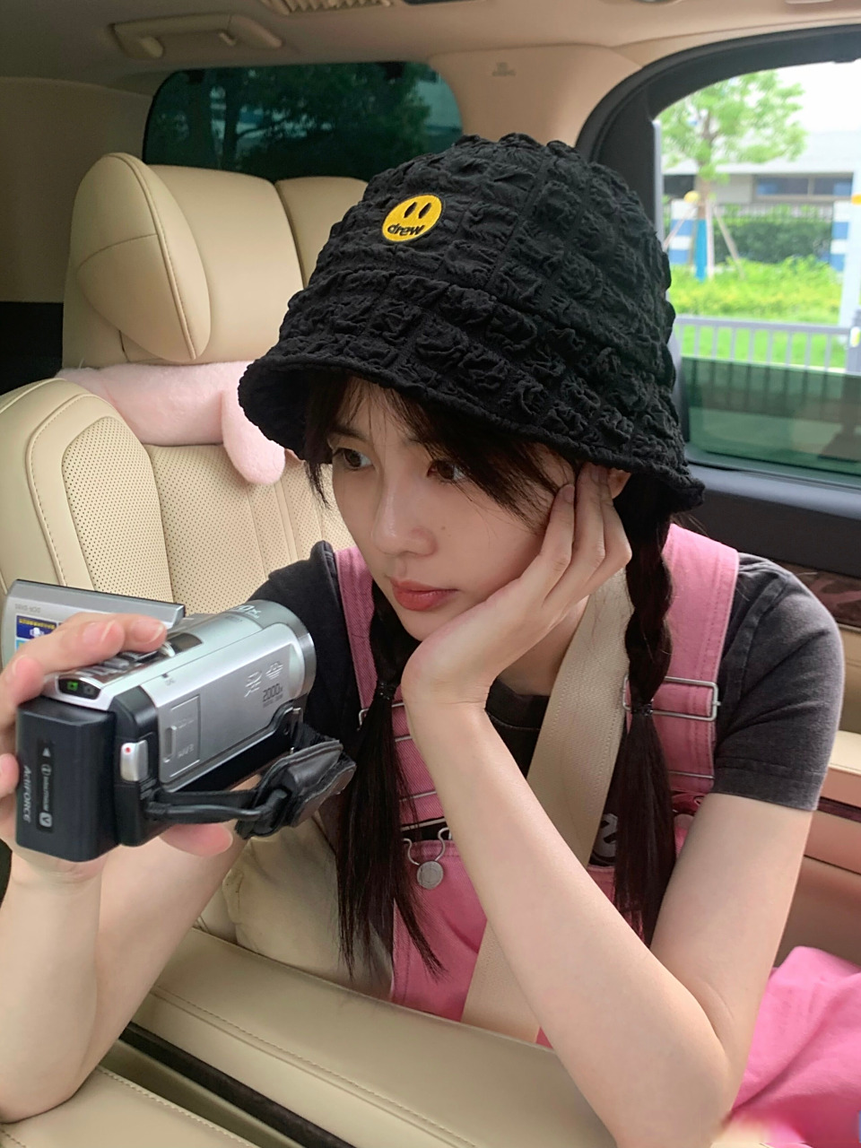 白鹿 助理今天发的这张粉色背带裤图,好q好可爱