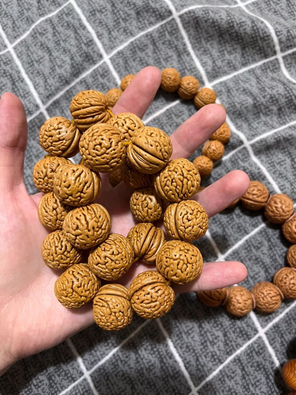 桃核手串 辟邪纳福 桃核雕刻是中国传统特色雕刻艺术,明代的核雕最早