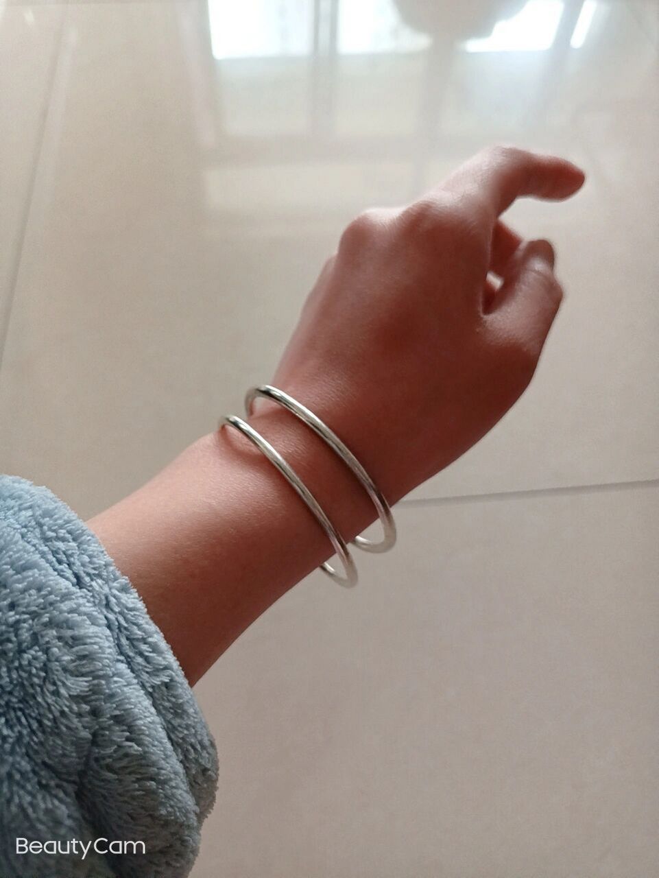 最近突然喜欢配戴各种饰品,很喜欢这样戴银镯子,两只手都戴着,可是有