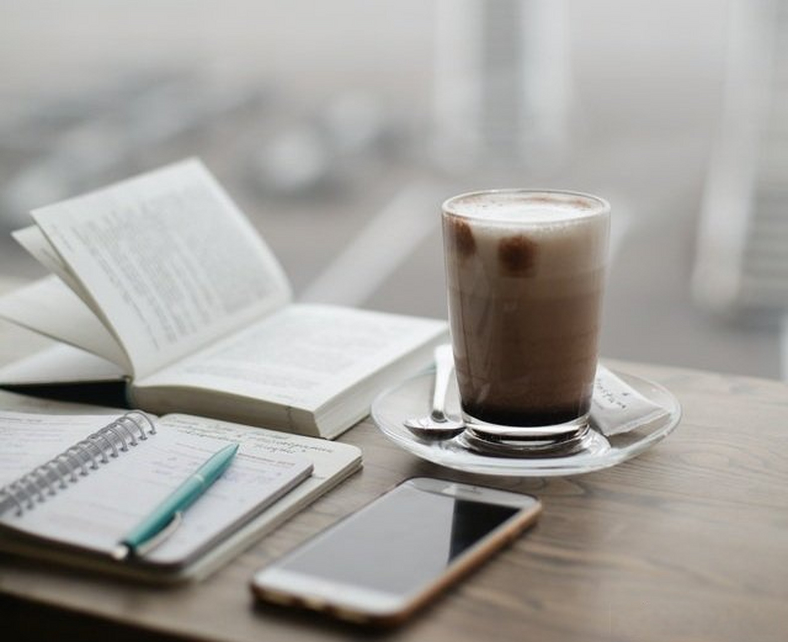 一课译词:任劳任怨 任劳任怨",汉语成语,意思是做事不怕辛苦,不怕招人