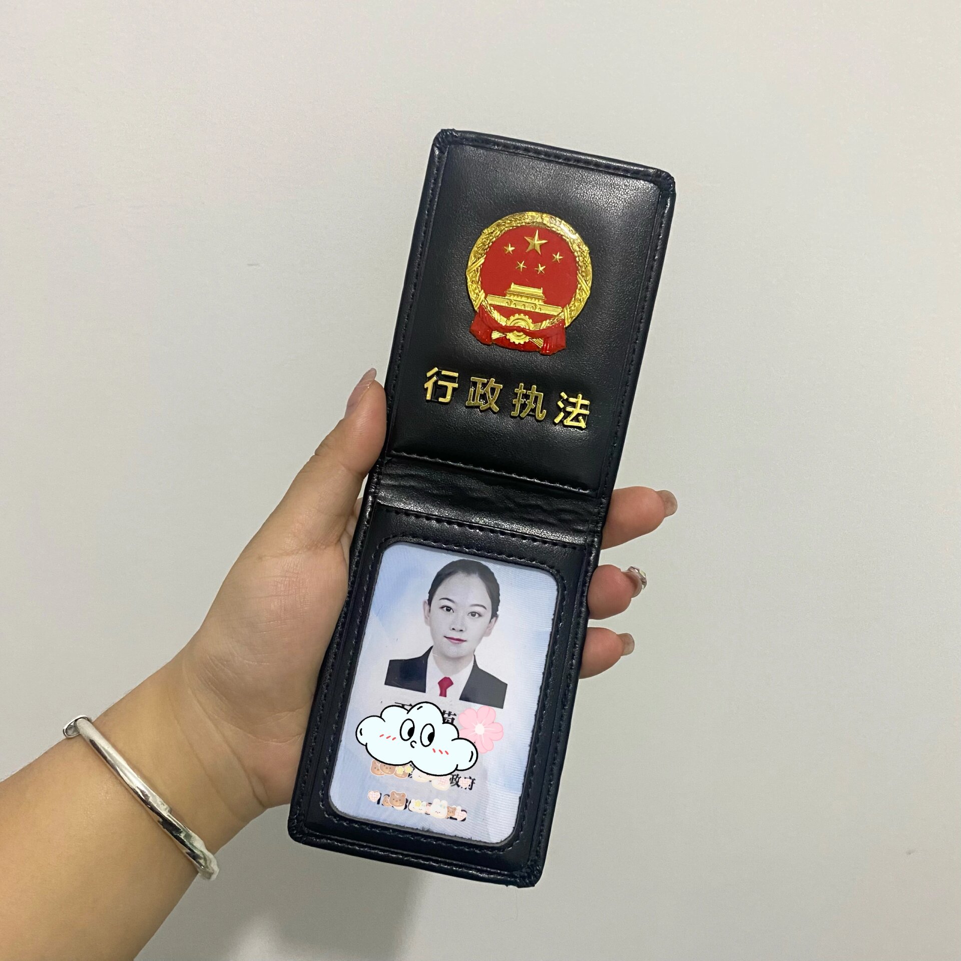 热乎乎的行政执法证到了 太酷了