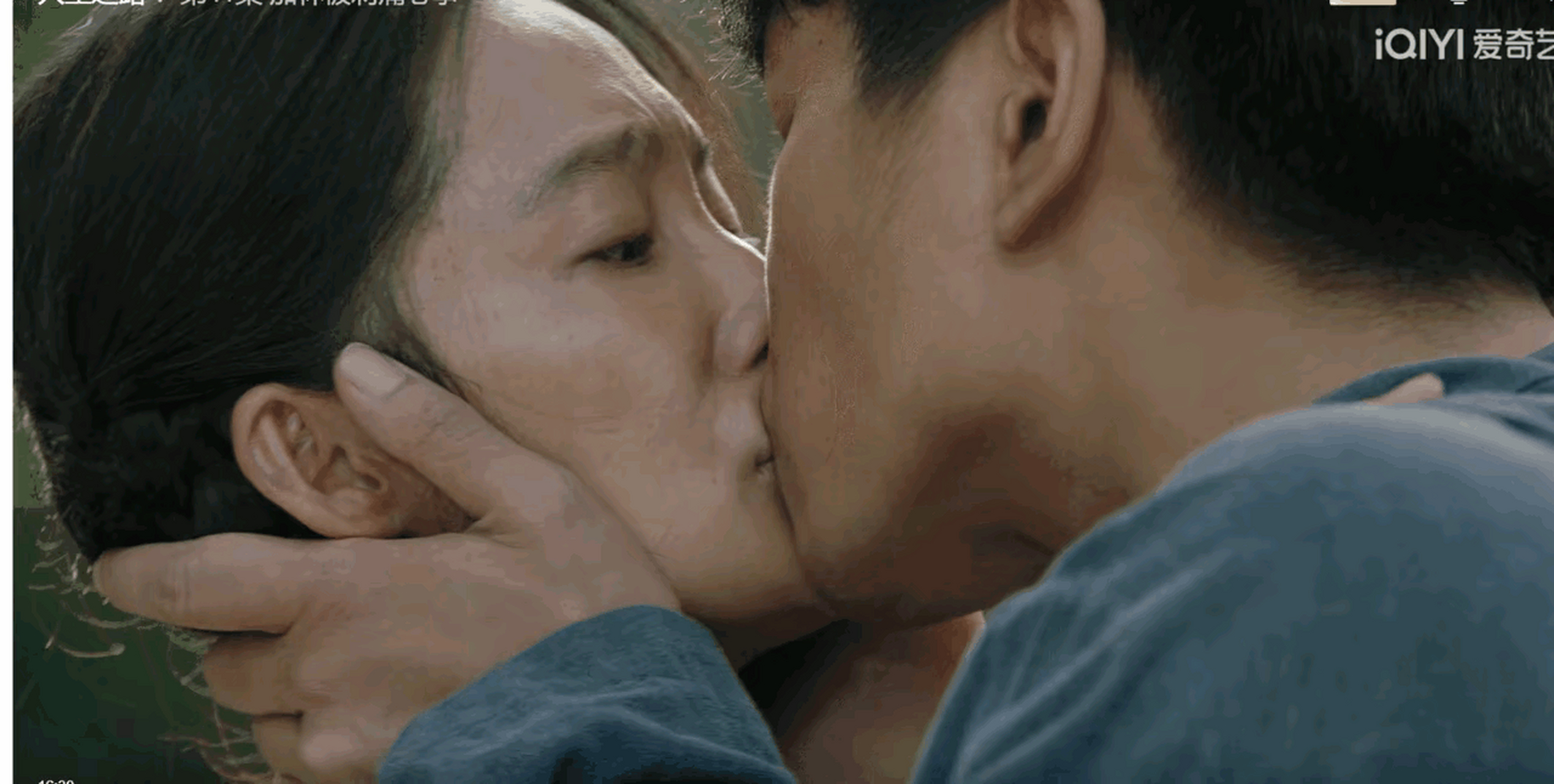 私底下两人也经常穿情侣装戴情侣帽.