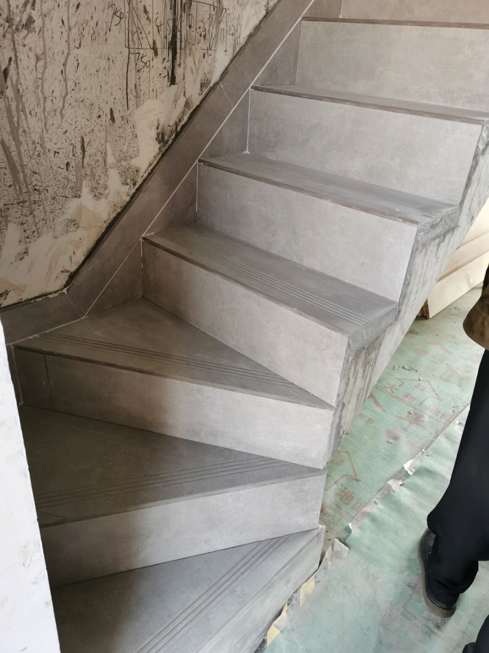 工地实拍|瓷砖贴楼梯踏步 相比于定制大理石楼梯踏步或者木质踏步