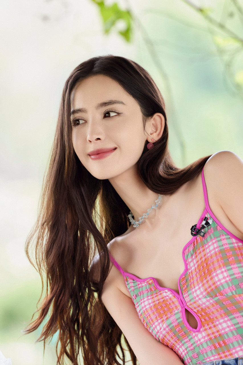 古力娜扎:亮色吊带泳装甜美上线 娜扎超话