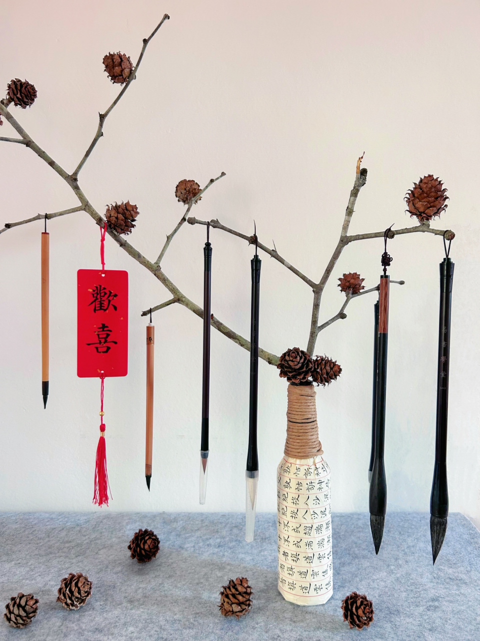 被自制的毛笔架治愈了 捡根干树枝,捡几颗松鼠们吃剩的小松果9897