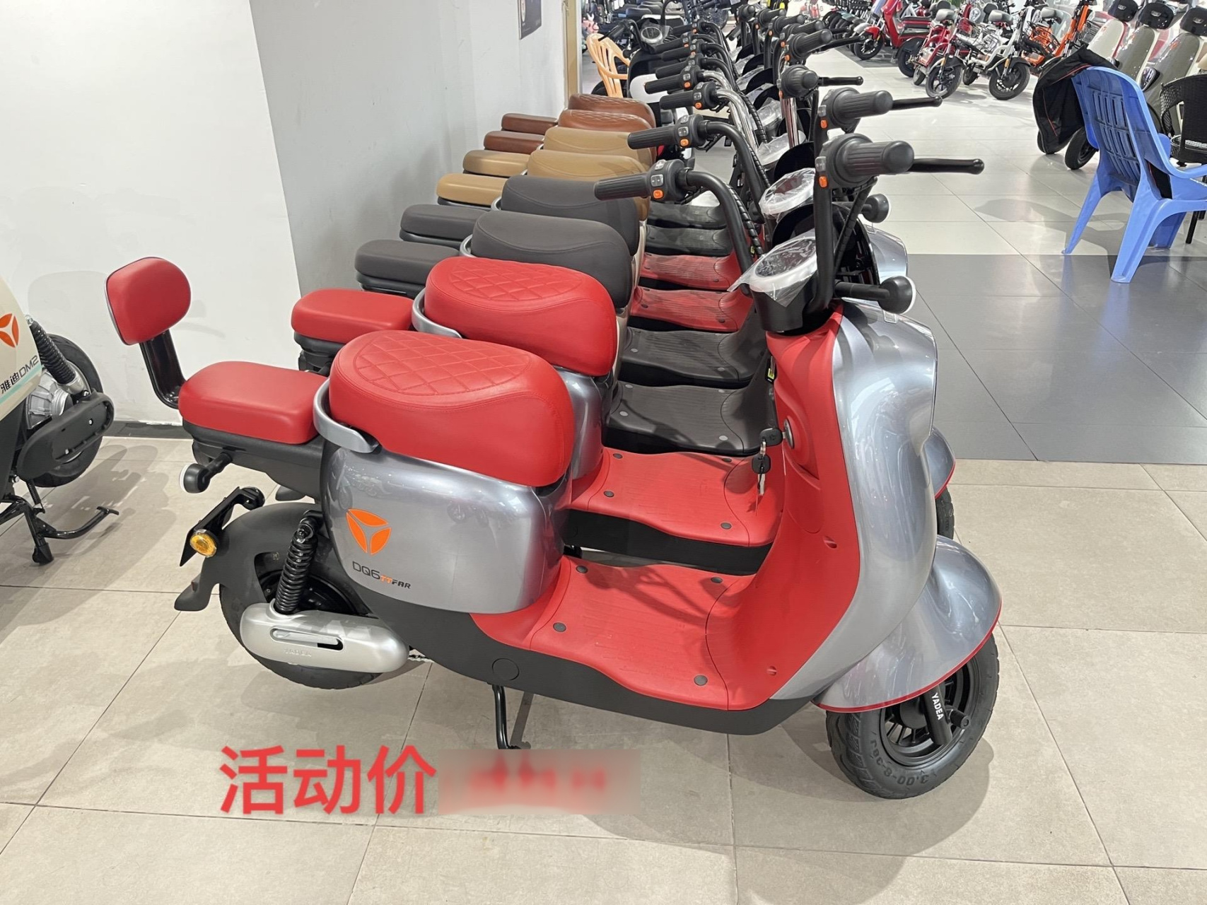 雅迪冠能dq6,搭配石墨烯电池.颜色齐全,边骑边充电.小巧可爱.