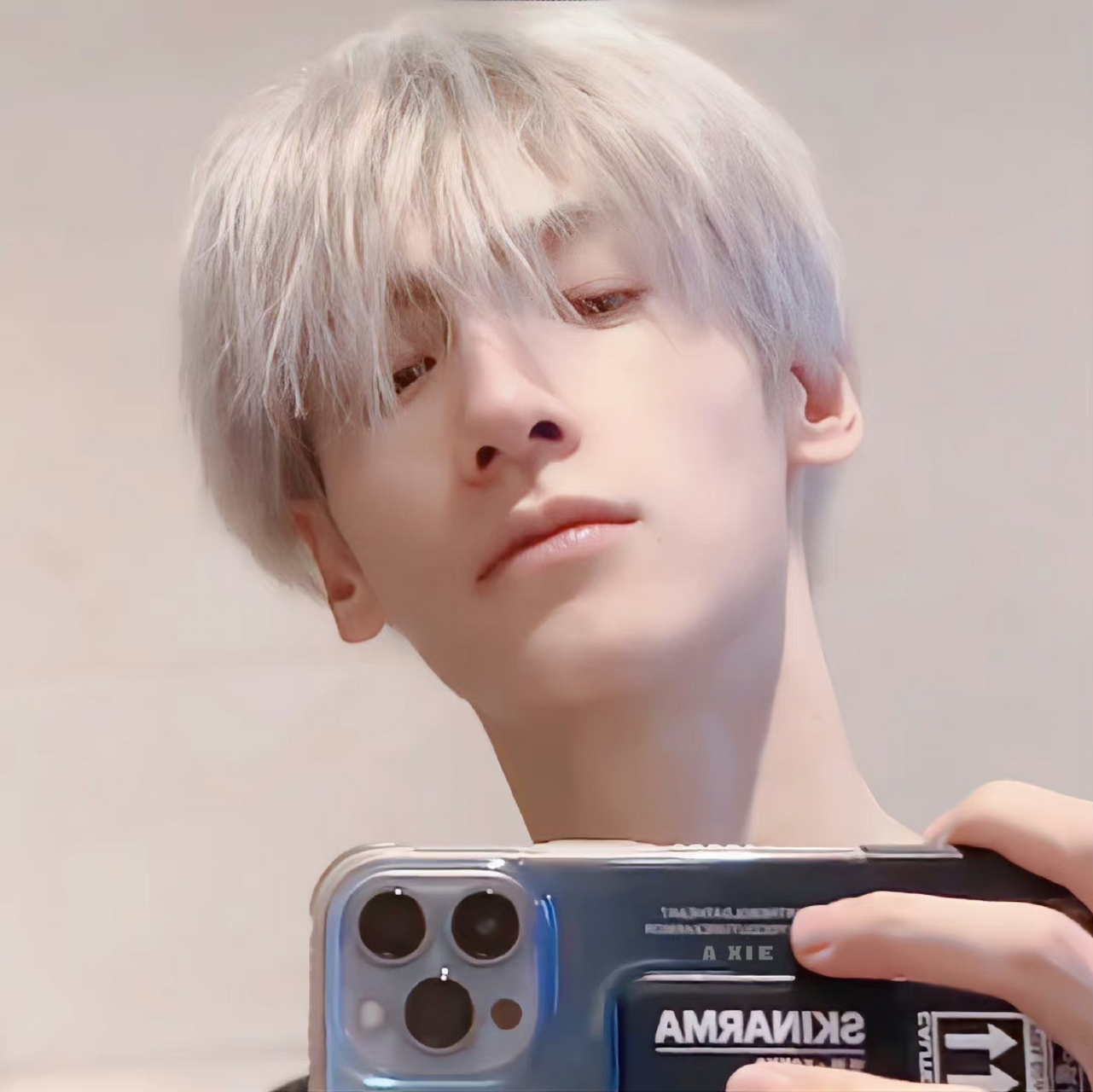 最近中毒不浅 好想换微信头像哈哈哈哈 求罗云熙粉丝们分享头像掌片