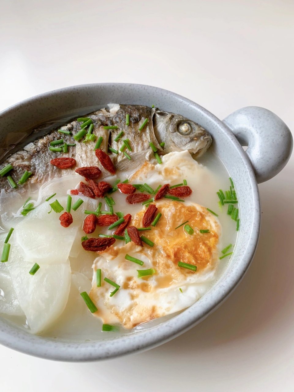 秋冬进补先健脾胃|萝卜煎蛋鲫鱼汤 进补前先引补: 俗话说"三九补一冬