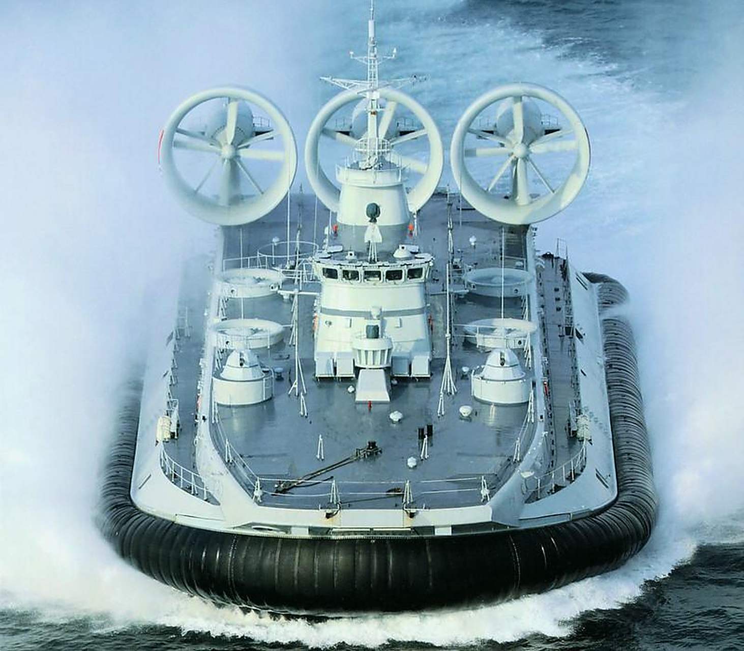 958型气垫登陆艇,12322型苏制气垫登陆艇直观对比.