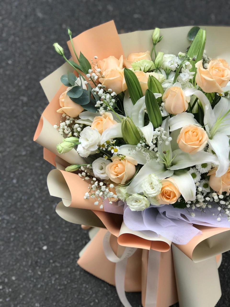 适合送长辈领导的花束 百合香槟玫瑰大花束