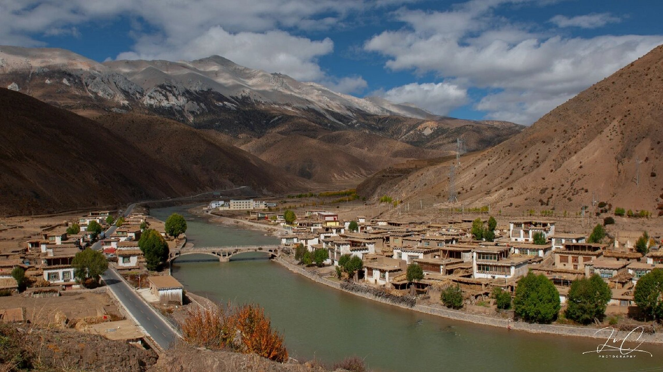 盐井古盐田已有1300年历史,是我国唯一保持完整最原始手工晒盐方式的