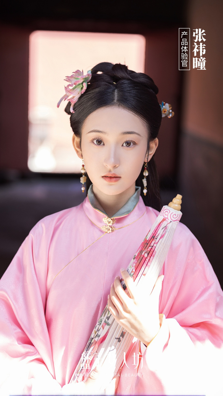 朱弦已为佳人绝,青眼聊因美酒横 演员张祎曈穿上粉